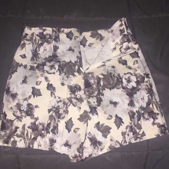 High waist Flower Shorts - Picture 2 of 3